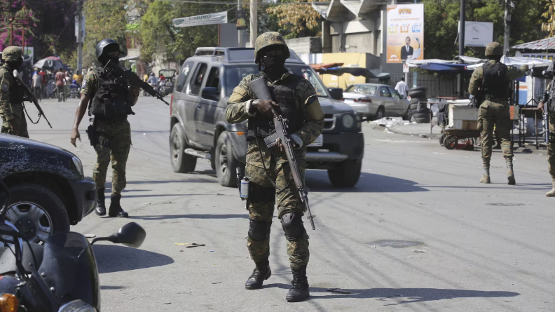 Des membres de l'unité de sécurité générale du palais national à Port-au-Prince (Haïti), le 9 mars 2024. (ODELYN JOSEPH / AP / SIPA)
